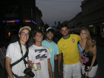 Hemkomna från utflykten gav vi - Diogo, Miguel, Tiagu och jag - oss ut på jakt efter den brasilianska musikfestivalen i Novi Sad